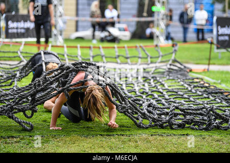 Crawling Hindernisse in Aktion Hindernislauf 2017 laufen in der Stadt Norrköping, Schweden im September 2017 laufen Stockfoto