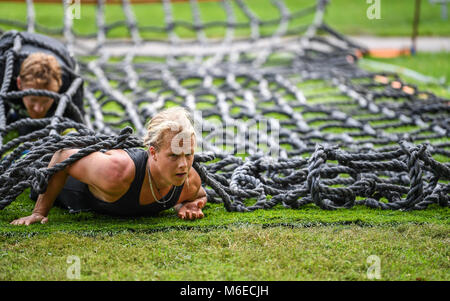 Crawling Hindernisse in Aktion Hindernislauf 2017 laufen in der Stadt Norrköping, Schweden im September 2017 laufen Stockfoto