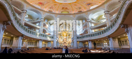 Im Panoramablick auf die Kuppel der Frauenkirche in Dresden, Deutschland, eine der Hauptattraktionen der Stadt. Stockfoto