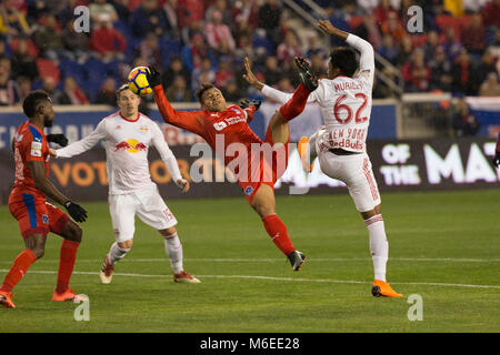 Harrison, NJ - 1. März, 2018: die Spieler von CD Olimpia von Honduras & New York Red Bulls Kampf für die Kugel während 2018 CONCACAF Champions League Runde 16 Spiel bei Red Bull Arena, Red Bulls gewann 2 - 0 Stockfoto