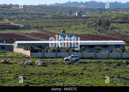 Blick auf die UNIFIL (United Nations Interim Force in Lebanon) post in der Libanesischen Aitaroun Region in Bint Jbeil als von der israelischen Seite der Grenze gesehen, im Norden Israels Stockfoto