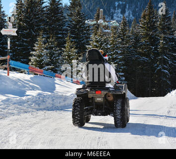 SINAIA, Rumänien - 25. Januar 2018. ATV Fahrzeug für Freizeit und Verkehr Bolboci, Bucegi, Rumänien. Stockfoto