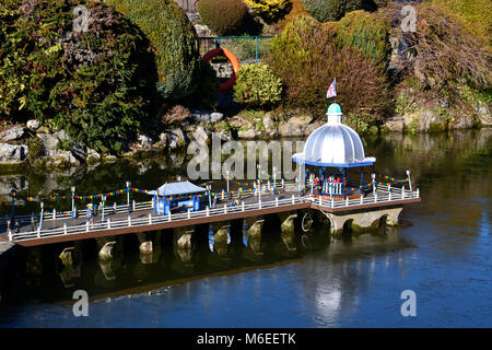 Der Pier aus den 1930er Jahren im Bekonscot Model Village, Beaconsfield, Buckinghamshire, England. GROSSBRITANNIEN Stockfoto