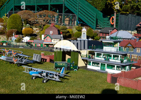 Der Flughafen in Bekonscot Model Village, Beaconsfield, Buckinghamshire, England. GROSSBRITANNIEN Stockfoto