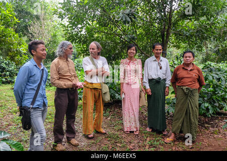 Pyin Oo Lwin, Myanmar - 18. November 2014. Eigentümer der Kaffeeplantage (rechts), die die Besucher um Stockfoto