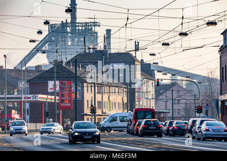 Die Weseler Straße in Duisburg, Blick auf die ThyssenKrupp Steel, Hochofen Schwelgern in Duisburg Marxloh, Deutschland, Stockfoto