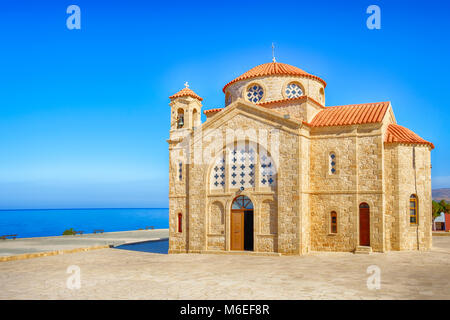 Kirche des Hl. Georg am Mittelmeer Küste zu Ayia Thekla, einem Dorf in Paphos, Zypern. Stockfoto