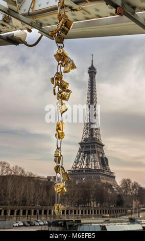 Paare Eiffelturm und liebe Schlösser Stockfoto