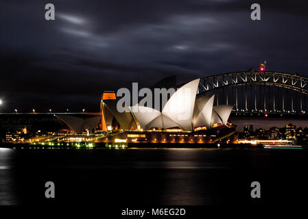 Sydney Opera House und Harbour Bridge bei Nacht Stockfoto