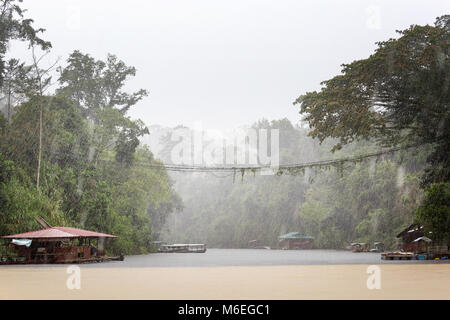 Heftige Regenfälle über dem Fluss, Kuala Tahan, Taman Negara N.P. Malaysia Stockfoto