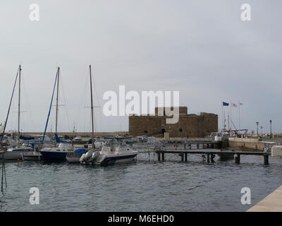 Blick über den alten Fischereihafen in Richtung Paphos Paphos Schloss ursprünglich gebaut als eine byzantinische Festung am Hafen Paphos Zypern Süd zu schützen. Stockfoto