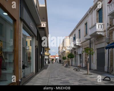 Eine der Fußgängerzone Einkaufsstraßen in dem Alten Markt von Pano Pafos Paphos oberen Süden Zyperns im türkischen Viertel Stockfoto