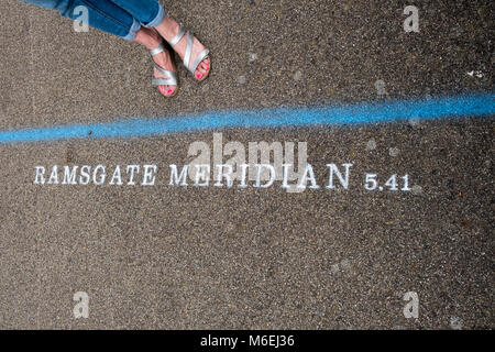 Für die 2017 Ramsgate Festival artist Theresa Smith, feiert die Stadt ihre eigenen Meridian Line - 5 Minuten und 41 Sekunden später als Greenwich Mean Time ist. Stockfoto