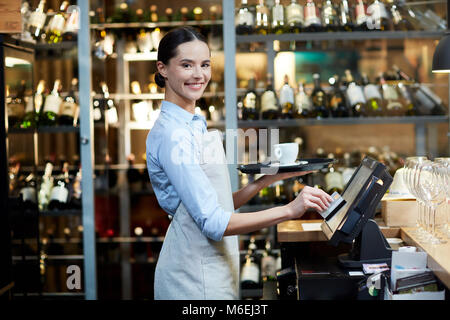 Freundliche Kellnerin Stockfoto