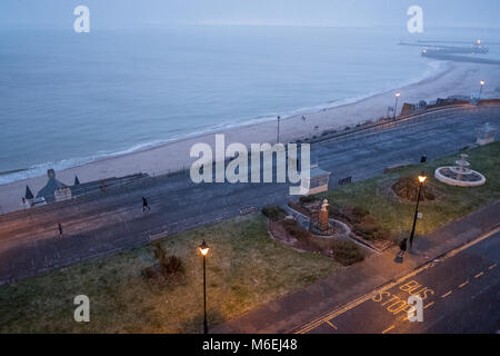 Victoria Parade, Ramsgate, zu Fuß entlang der Strandpromenade in einem Schneegestöber im Februar. Stockfoto