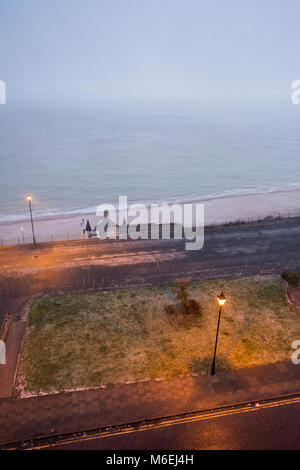 Victoria Parade, Ramsgate, zu Fuß entlang der Strandpromenade in einem Schneegestöber im Februar. Stockfoto