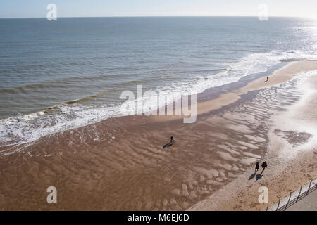 Menschen gehen auf der Sandstrand in Ramsgate als der Gezeiten liegender. Stockfoto