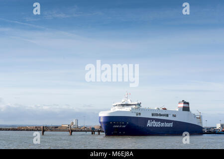 Die Ciudad De Cadiz Roll-on/Roll-off-Fähren Docking in Ramsgate trägt Teile für den Airbus A380 zwischen den Fabriken in Europa und Großbritannien. Stockfoto
