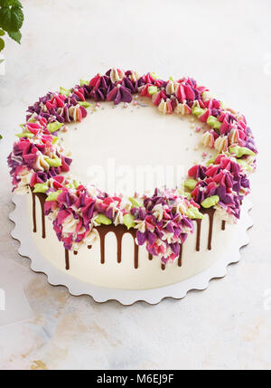 Festliche Kuchen mit cremefarbenen Blüten Hortensie auf einem hellen Hintergrund Stockfoto