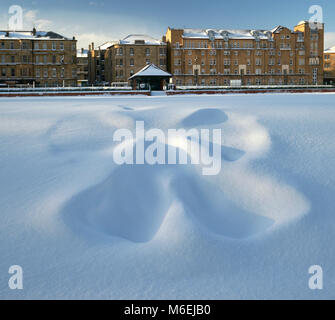 Schnee Engel in der frühen Morgensonne nach Blizzard in Glasgow, Schottland 2018 Stockfoto