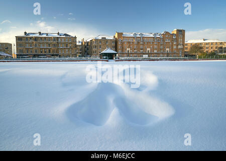 Schnee Engel in der frühen Morgensonne nach Blizzard in Glasgow, Schottland 2018 Stockfoto