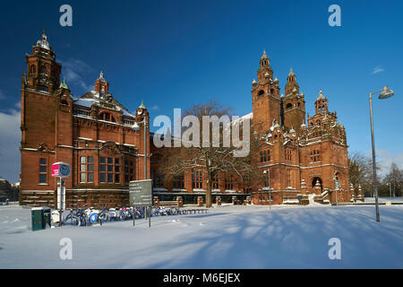 Kevingrove Kunstgalerie und Museum an einem sonnigen Morgen mit schweren Schnee Stockfoto