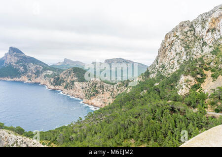 Cap Formentor auf der Insel Mallorca in Spanien. Klippen am Mittelmeer Stockfoto