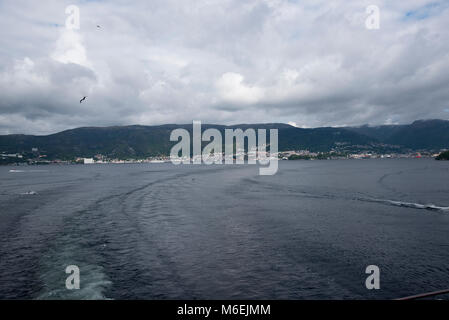 Ulriken ist ein 643 Meter hoher Berg über dem Norwegion Stadt Bergen und seinen natürlichen Hafen Vågen. Der 643 Meter hohe ulriken ist der höchste der si Stockfoto