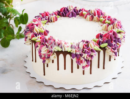 Festliche Kuchen mit cremefarbenen Blüten Hortensie auf einem hellen Hintergrund Stockfoto