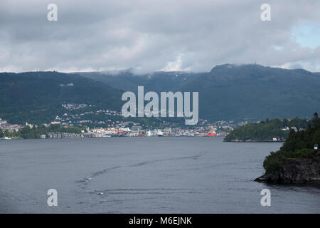 Ulriken ist ein 643 Meter hoher Berg über dem Norwegion Stadt Bergen und seinen natürlichen Hafen Vågen. Der 643 Meter hohe ulriken ist der höchste der si Stockfoto