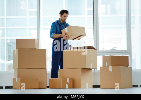 Die Boxen in Stapeln Stockfoto