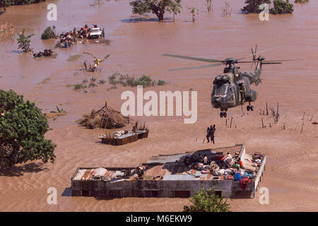 Überschwemmungen in Mosambik, März 2000; eine Südafrikanische Luftwaffe Hubschrauber rettet gestrandete Menschen von Dächern in der Nähe von Gaza Chibuto, Provinz. Stockfoto