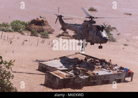 Überschwemmungen in Mosambik, März 2000; eine Südafrikanische Luftwaffe Hubschrauber rettet gestrandete Menschen von Dächern in der Nähe von Gaza Chibuto, Provinz. Stockfoto