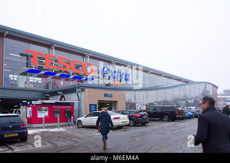 Tesco extra Supermarkt in De Stadt im Winter Tag. geparkten Autos, Menschen Rubrik im shop Richtung. Lichfield, Staffordshire, Vereinigtes Königreich. 03. März, 2018. Stockfoto