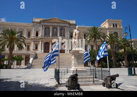 Das Rathaus in Ermoupoli, Syros (aka Siros oder Syra), Kykladen, Griechenland. Stockfoto