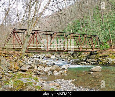 Diese Brücke ist der ehemalige Eisenbahnbrücke jetzt gerade zum Wandern in den Smokey Mountains verwendet Stockfoto