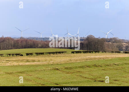 Blick über schottische Ackerland mit Windkraftanlagen in der Ferne Stockfoto