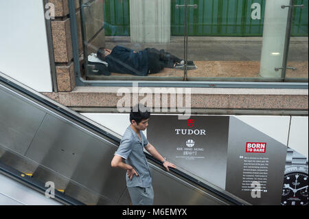 01.03.2018, Singapur, Republik Singapur, Asien-Leute sind an einem der Eingänge zur Chinatown MRT Station gesehen. Stockfoto