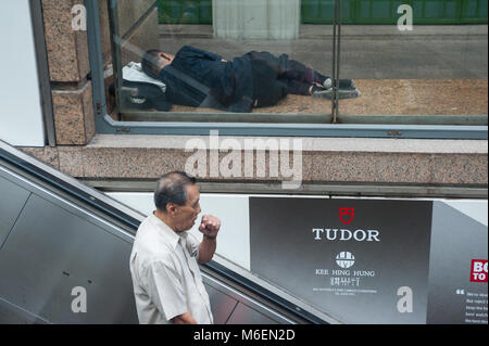 01.03.2018, Singapur, Republik Singapur, Asien-Leute sind an einem der Eingänge zur Chinatown MRT Station gesehen. Stockfoto