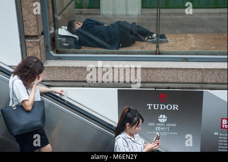 01.03.2018, Singapur, Republik Singapur, Asien-Leute sind an einem der Eingänge zur Chinatown MRT Station gesehen. Stockfoto