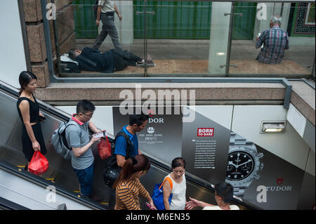 01.03.2018, Singapur, Republik Singapur, Asien-Leute sind an einem der Eingänge zur Chinatown MRT Station gesehen. Stockfoto