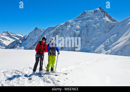 Zwei skitourengeher am Loetschluecke vor der Aletschhorn Peak, Berner Alpen, Lötschental, Wallis, Schweiz Stockfoto