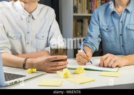 Zwei Personen zu Hause Büro Schreibtisch arbeiten Stockfoto