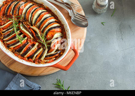 Ratatouille - traditionelle französische Provence Gemüse im Backofen zubereitet. Diät vegetarisch Vegan essen - Ratatouille Kasserolle. Stockfoto