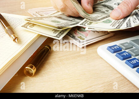 Hände zählen Geld. Home Budget. US-Dollar Scheine. Stockfoto