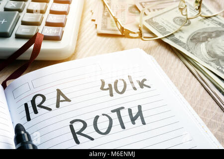 Worte, die IRA 401k Roth in einer handschriftlichen Notiz. Altersvorsorge. Stockfoto