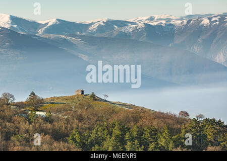 Santa Croce, die Einsiedelei von Papst Celestino V, schneebedeckten Berge im Hintergrund. Abruzzen Stockfoto