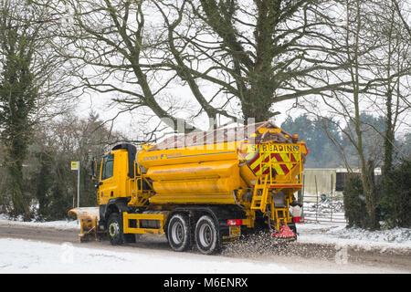 Hampshire County Council Gritter LKW oder Schneepflug, Lymington Bottom Road, Medstead, Alton, Hampshire. Stockfoto