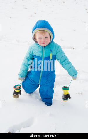 Achtzehn Monate alten Baby Junge im Schnee, Medstead, Alton, Hampshire, England, Vereinigtes Königreich. Stockfoto