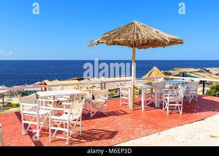 Tische und Stühle auf Roxa Strand. Insel Zakynthos, Griechenland Stockfoto